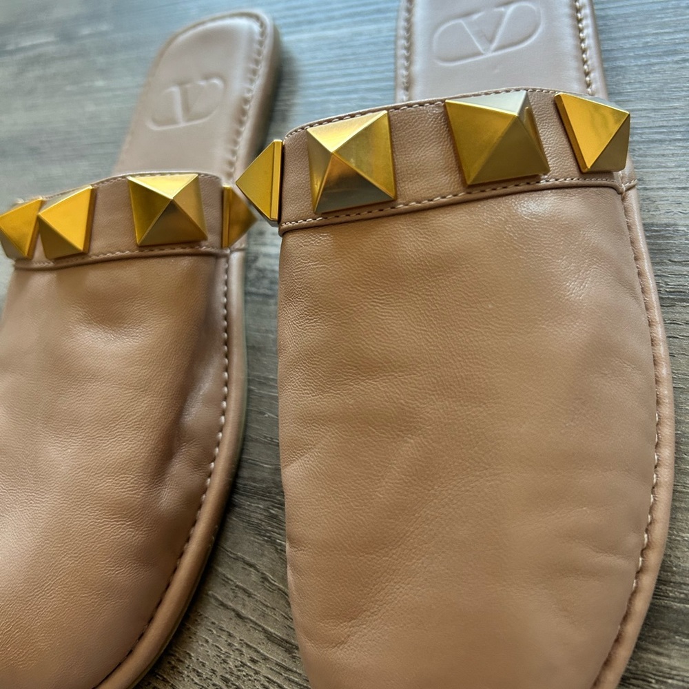 💛SOLD 💛VALENTINO GARAVANI Calfskin Roman Stud Flat Slippers - Picture 6 of 13